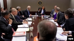 Президент Барак Обама (төрдө) Ак Үйдө улуттук коопсуздук кызматтарынын башчылары менен жыйын өткөрүүдө. 5-январь, 2010