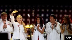 Юлія Тимошенко та зірки української естради під час першого концерту Всеукраїнського туру «З УкраїноЮ в серці», Київ, 11 вересня 2009 р.