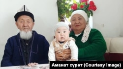 Мамазаит Бороновдун байбичеси Гүлнара Мотокеева кесиби боюнча мугалим, өмүр бою жергеталдык балдарды окуткан.