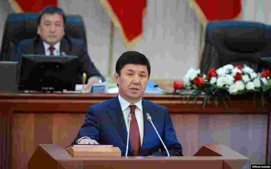 Темир Сариев дает присягу.&nbsp;