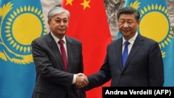 Кытайдын президенти Си Цзинпин (оңдо) жана казак президенти Касым-Жомарт Токаев. Бээжин. 11-сентябрь, 2019-жыл.