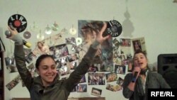 Ҷавонони хушвақти шаҳри Степанакерт - пойтахти Қаробоғи Кӯҳӣ