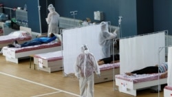 Шпіталь для лячэньня пацыентаў з каранавірусам, уладкаваны ў школьнай спартовай залі ў Бішкеку, Кіргізстан