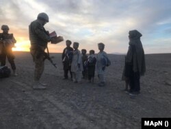 Soldați români dau cadouri copiilor afgani