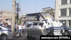 Армения -- Полицейские машины заблокировали дорогу, ведущую в ереванский район Эребуни, где группа радикальной оппозиции захватила здание полиции, Ереван, 17 июля 2016 г.