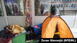 Studenti u blokadi blokirali RTS u Beogradu: 'Javni medijski servis radi protiv svih nas'