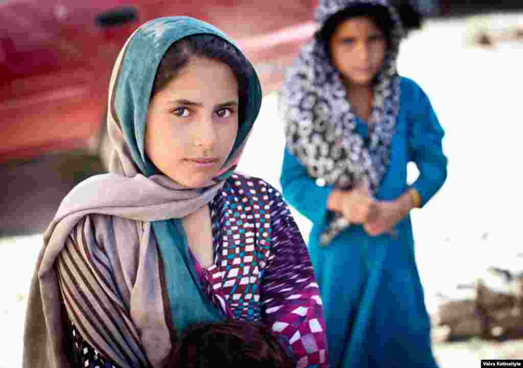 Prindërit e Neginas, 14-vjeçare, nga Provinca Sar-e Pol, u vranë në një sulm militant. Ajo jeton me gjyshen e saj në kampin e Balkhut.