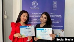 Кундуз Сырдыбаева жана Айгерим Акылбекова. (солдон оңго карай) 