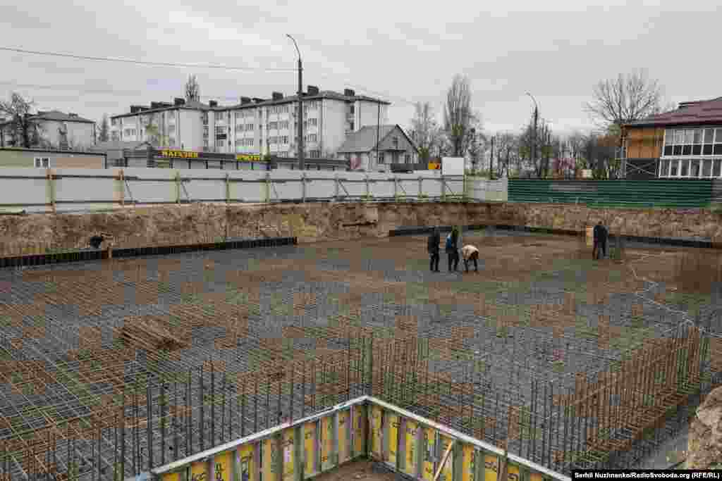 Рятувальники продовжують розбирати завали знищених будинків, квітень 2022 року / Праворуч – фото від квітня 2025 року. На місці знищеного будинку будівельники готують фундамент майбутнього будинку, активна фаза відновлення Бородянки розпочалася з другої половини 2024 року