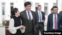 Улугбек Шадманов (крайний справа) с Отабеком Умаровым и его супругой Шахнозой Мирзиёевой.