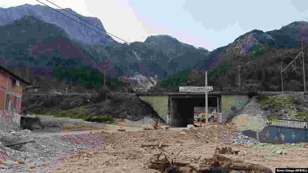 На железничкиот надвозник со месеци е поставена порака од граѓаните на Долна Јабланица до надлежните. Срам за државата и Владата на Федерацијата Босна и Херцеговина“, пишува на транспарентот.