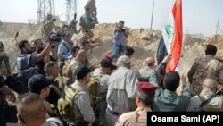 حضور حیدر العبادی، نخست عراق در شهر مرزی قائم و اهتزاز پرچم عراق در منطقه مرزی.