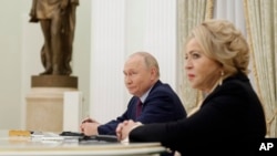 Valentina Matvienko, aici cu președintele rus Vladimir Putin. La tribuna de la Geneva ea a repetat discursurile propagandei de la Kremlin, acuzând Ucraina că vizează civilii din regiunea Donețk și a spus că invazia rusească în Ucraina e necesară pentru „a opri vărsarea de sânge”.