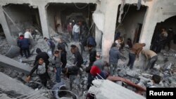 Palestinci traže žrtve i preživjele na mjestu izraelskog zračnog napada u gradu Gazi, 27. decembra 2024.