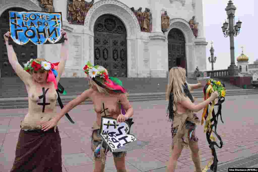 Активистки од организацијата Фемен со перформанс во Москва против изборните манипулации на парламентарните избори во Русија.