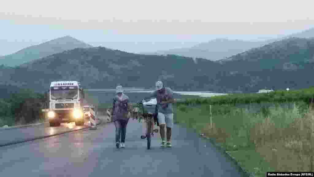 Мигранти од Сирија со велосипеди на автопатот Велес - Скопје.