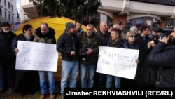 Брат осужденного священника устроил акцию протеста у стен патриархии с требованием перестать «медленно убивать его брата»