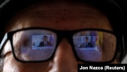 Refleksija TV ekrana na naočalama na kojem je španski premijer Pedro Sanchez tokom konferencije za medije uživo zbog epidemije korona virusa, 4.april 2020. 
