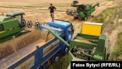 Combinele moderne sunt cel mai greu de manevrat, pentru că o mică eroare înseamnă că utilajul intră în service chiar în perioada în care se cultivă sau se culege.