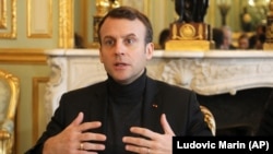 امانوئل مکرون می‌گوید که قصد دارد توافق هسته‌ای ایران را «تکمیل» کند.