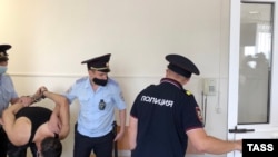 Орусия. Уюшкан кылмыштуу топтун мүчөлөрүн кармоо. 25-сентябрь, 2019-жыл,. 