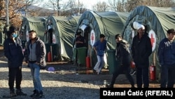 A boszniai Bihac közelében lévő Lipa menekülttábor, 2021. február 18-án