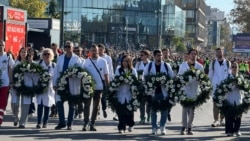 'Tuga i bes': Desetine hiljada ljudi u Novom Sadu godinu dana posle tragedije