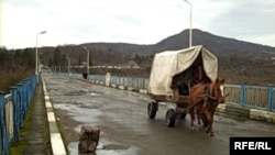 К 12 часам у здания администрации Гальского района стали собираться люди