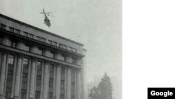 Imagine care ilustrează fuga cu elicopterul a soților Nicolae și Elena Ceaușescu. 