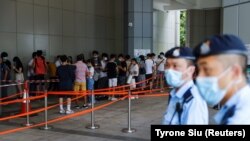 A Tong Jing-kit melletti szolidaritásukat kifejező tüntetők a hongkongi legfelsőbb bíróság épületénél, 2021. július 30-án