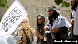 Archív: Tálibok ünneplik a tűzszünetet Nangarhar tartomány Ghanihel körzetében 2018. június 16-án