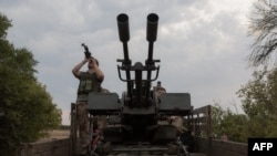 Військовослужбовець зенітного підрозділу 59-ї бригади ЗСУ спостерігає за небом під час російського авіаудару поблизу Павлограда, Дніпропетровська область, 18 липня 2025 року