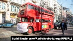«Даблдеккер»-кав’ярню на Архітектора Городецького «захистили» маскою. Київ, 19 березня 2020 року 