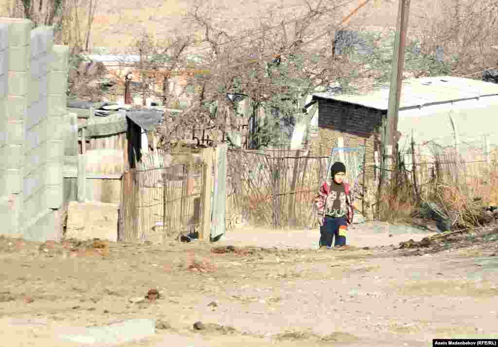 Окуучулар үч-төрт чакырым алыста жайгашкан Кажы-Сай айылына барып окушат. Алар үчүн айыл өкмөтүнөн атайын автоунаа бөлүнүп берилген.