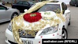 Традиционно украшенный свадебный автомобиль. Ашхабад 