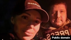 Журналістка телеканалу Freedom Олена Грамова (Губанова) та оператор Євген Кармазін