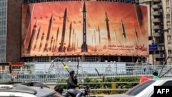 Un billboard cu rachete balistice iraniene, în centrul Teheranului, 15 aprilie. Iranul a îndemnat Israelul să nu riposteze militar la atacul său din weekend, pe care Teheranul l-a prezentat ca fiind un răspuns la atacul mortal asupra clădirii consulatului său din Siria.