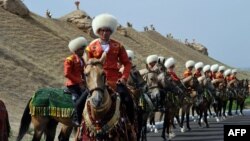 În Turkmenistan, în plină pandemie, s-a sărbătorit Ziua Calului.
