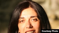 خانم علایی می گوید که بیشتر حملات به بهاییان از سوی لباس شخصی ها صورت می گیرد.