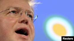 Štefan File na konferenciji za novinare predstavlja izveštaj Evropske komisije, Brisel, 12. oktobar 2011.