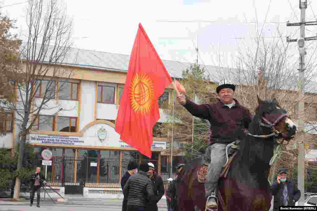 Улуттук коопсуздук мамлекеттик комитетинин Ош шаарындагы кеңсесинин алдына бүгүн элүүдөй адам чогулуп, &ldquo;Ата Мекен&rdquo; партиясынын лидери Өмүрбек Текебаевди бошотууну талап кылышты. Андан ары маалымат жыйын курушуп, саясий куугунтукту токтотууну бийликтен талап кылып, тарап кетишти.&nbsp;