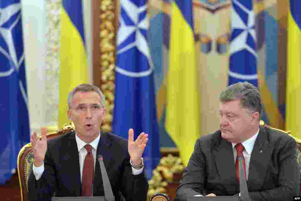 Генеральний секретар НАТО Єнс Столтенберґ (ліворуч) під час засідання Ради національної безпеки й оборони України у Києві. 22 вересня 2015 року.&nbsp;​&laquo;У ці тяжкі часи Україна може покластися на НАТО&raquo;, &ndash; сказав Столтенберґ на засіданні РНБО, повідомляє прес-служба НАТО.