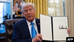 Президент США Дональд Трамп демонструє виконавчий указ про виведення країни з низки органів Організації Об’єднаних Націй, Вашингтон, 4 лютого 2025 року