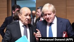 بوریس جانسون، وزیر خارجه بریتانیا، و ژان ایو لو دریان، همتای فرانسوی‌اش در نشست روز دوشنبه لوکزامبورگ.