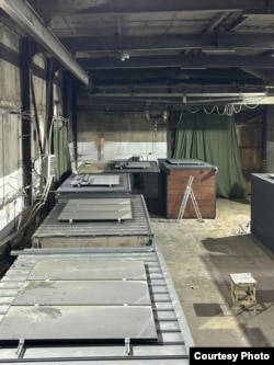 «СБУ спочатку переправила до Росії FPV-дрони, а згодом – мобільні деревʼяні будиночки», розповіло джерело