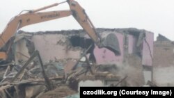 Фото, сделанное время сноса дома жительницы махалли «Дустлик» Гульшоды Бекпулатовой. 