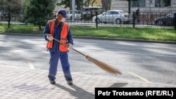 Работник коммунальной сферы в маске.