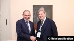 Премьер-министр Армении Никол Пашинян (слева) и комиссар Евросоюза по бюджету и управлению Йоханнес Хан, Мюнхен, 14 февраля 2020 г.