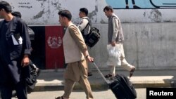 Pasageri îndreptându-se către aeroportul din Kabul, 15 august 2021