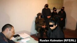 Задержанные женщины на допросе.